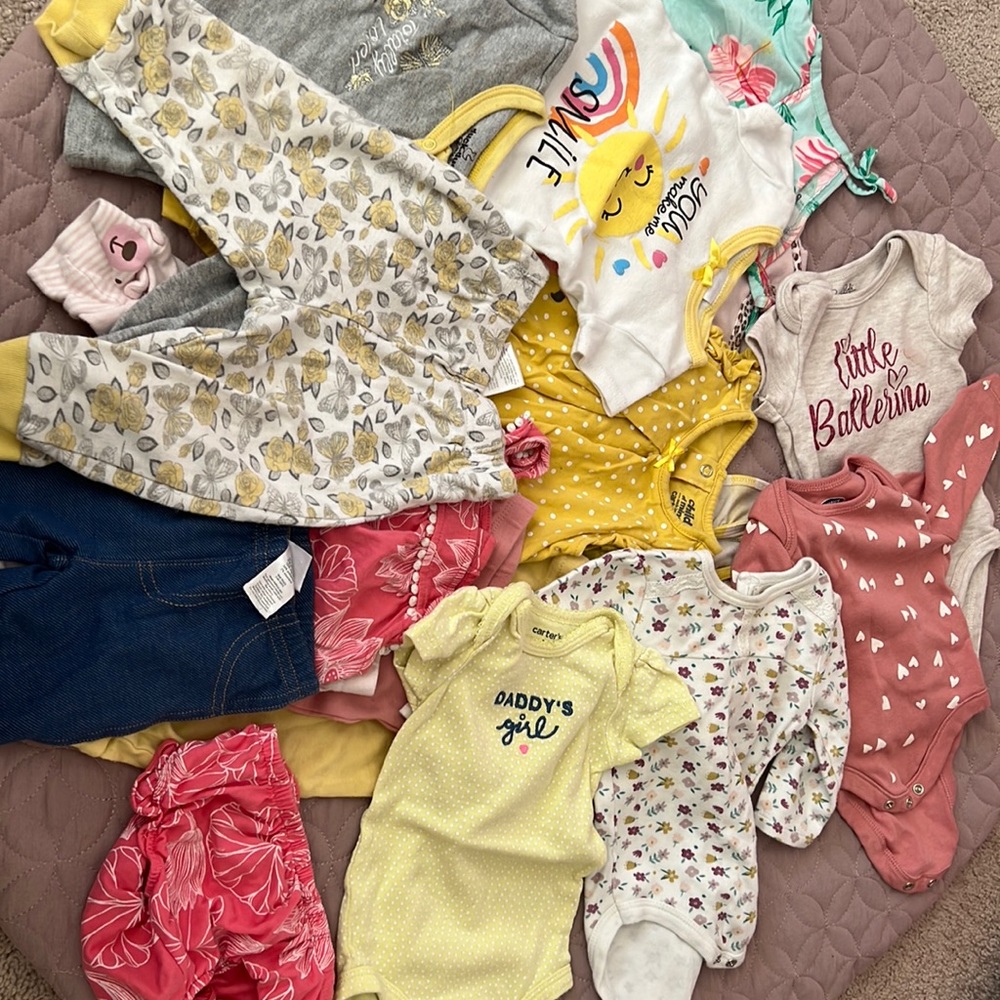 Lots of infants clothes 3 months to 12 months